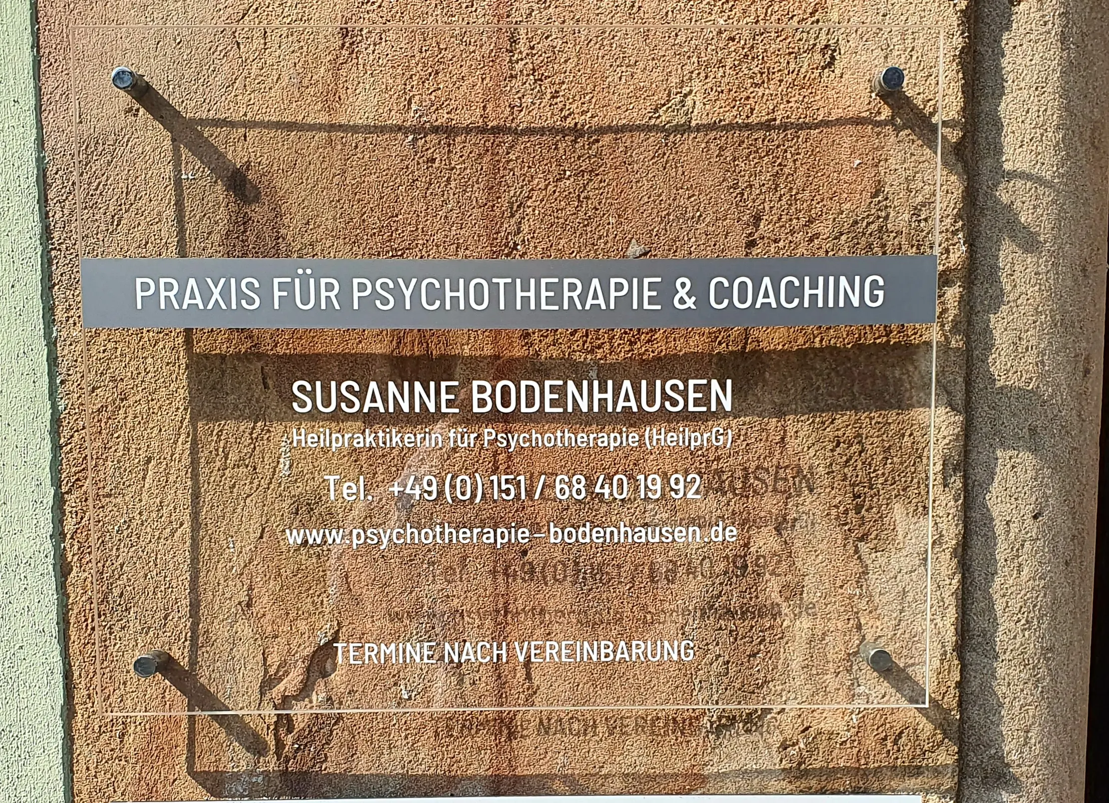 Außenschild Praxis Susanne Bodenhausen, Heilpraktiker für Psychotherapie zum Text Unterscheidung zum Psychologen